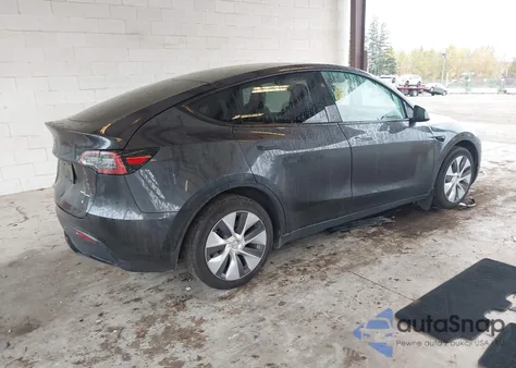 2024 Tesla Model Y Long Range Dual Motor All-Wheel Drive z USA, uszkodzony, nr VIN 7SAYGDEE5RF074414
